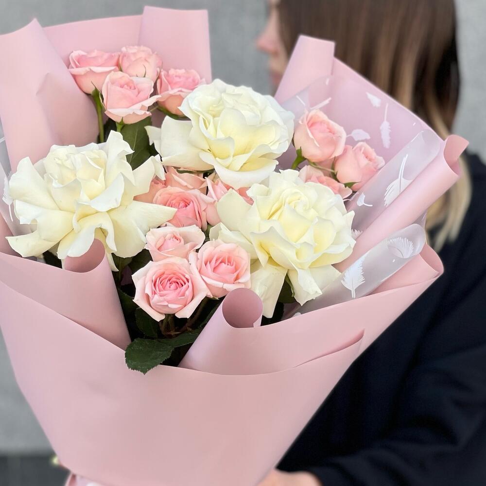 https://content3.flowwow-images.com/data/flowers/1000x1000/44/1712676638_6574644.jpg