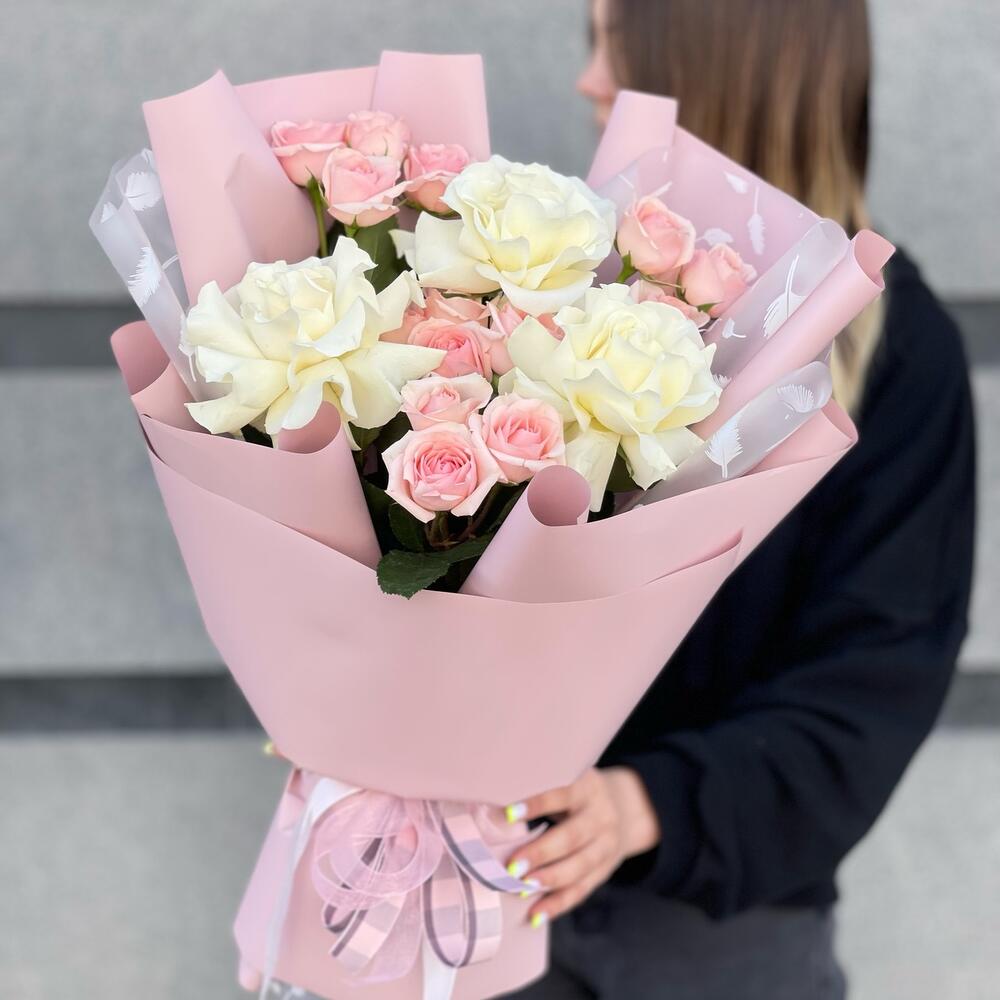 https://content2.flowwow-images.com/data/flowers/1000x1000/19/1712676638_83922119.jpg
